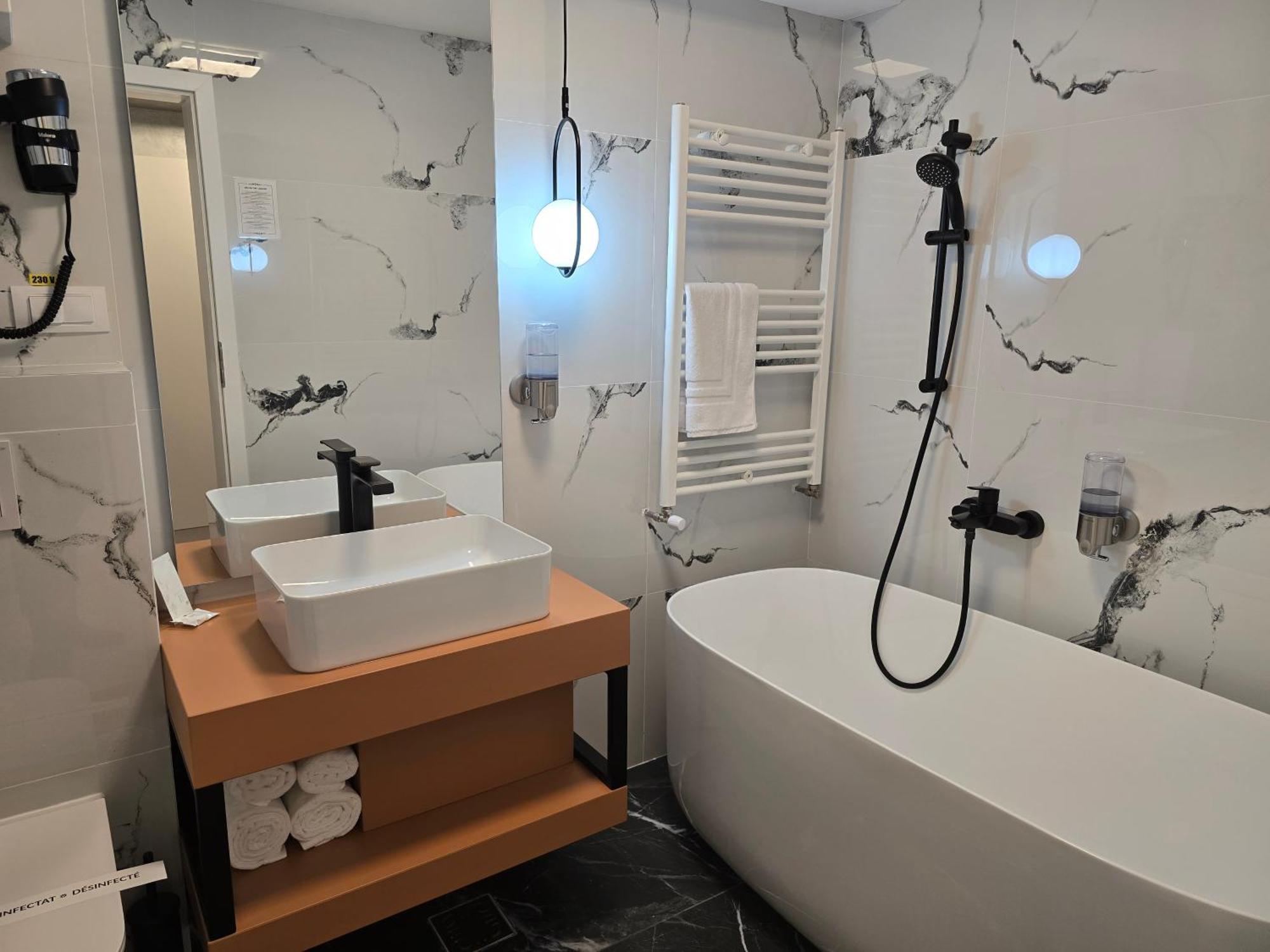 Monarc Boutique Aparthotel - Self Check-In Visan ภายนอก รูปภาพ