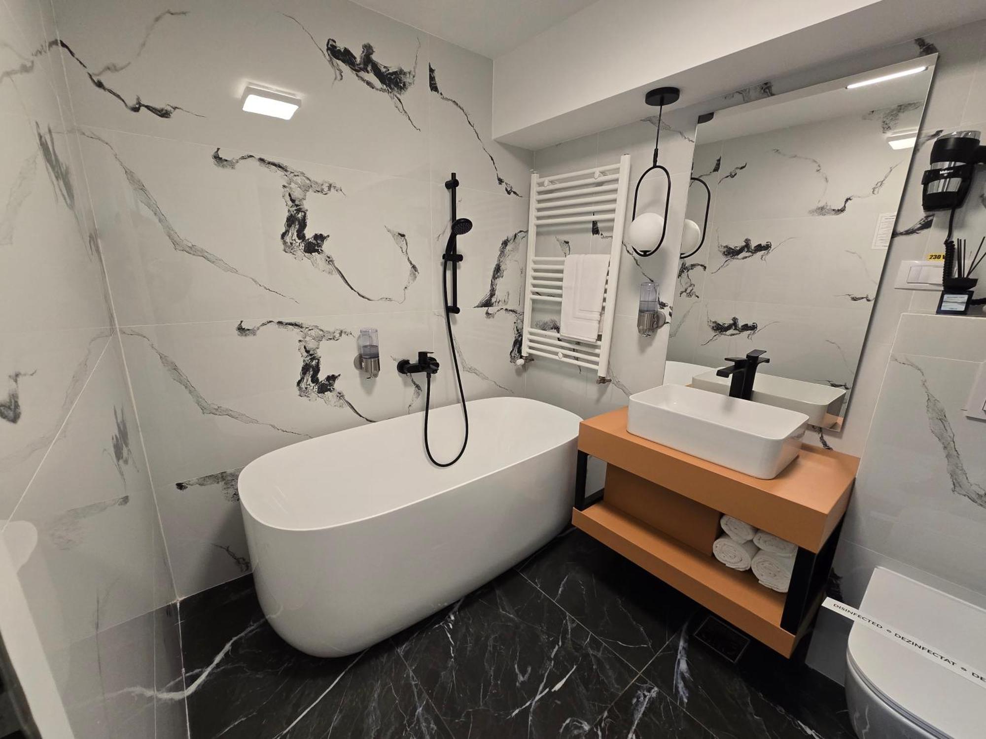 Monarc Boutique Aparthotel - Self Check-In Visan ภายนอก รูปภาพ